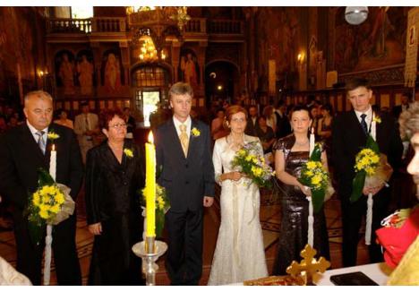 ÎNTRE DOUĂ. În timp ce alţi bărbaţi de vârsta lui îşi plimbă nepoţii, liderul PDL Bihor, Ştefan Seremi, şi-a părăsit soţia, împreună cu care în 2007 l-a năşit pe colegul de partid, Traian Abrudan, directorul APIA, la căsătoria acestuia cu ziarista Vera Bursaşiu. Despărţit de nevastă, Seremi îşi trăieşte acum a doua tinereţe cu Natalia Baban (medalion), o tânără şi focoasă brunetă, proaspăt divorţată şi ea